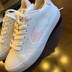 Cariuma Salvas white leather sneakers with rose logo